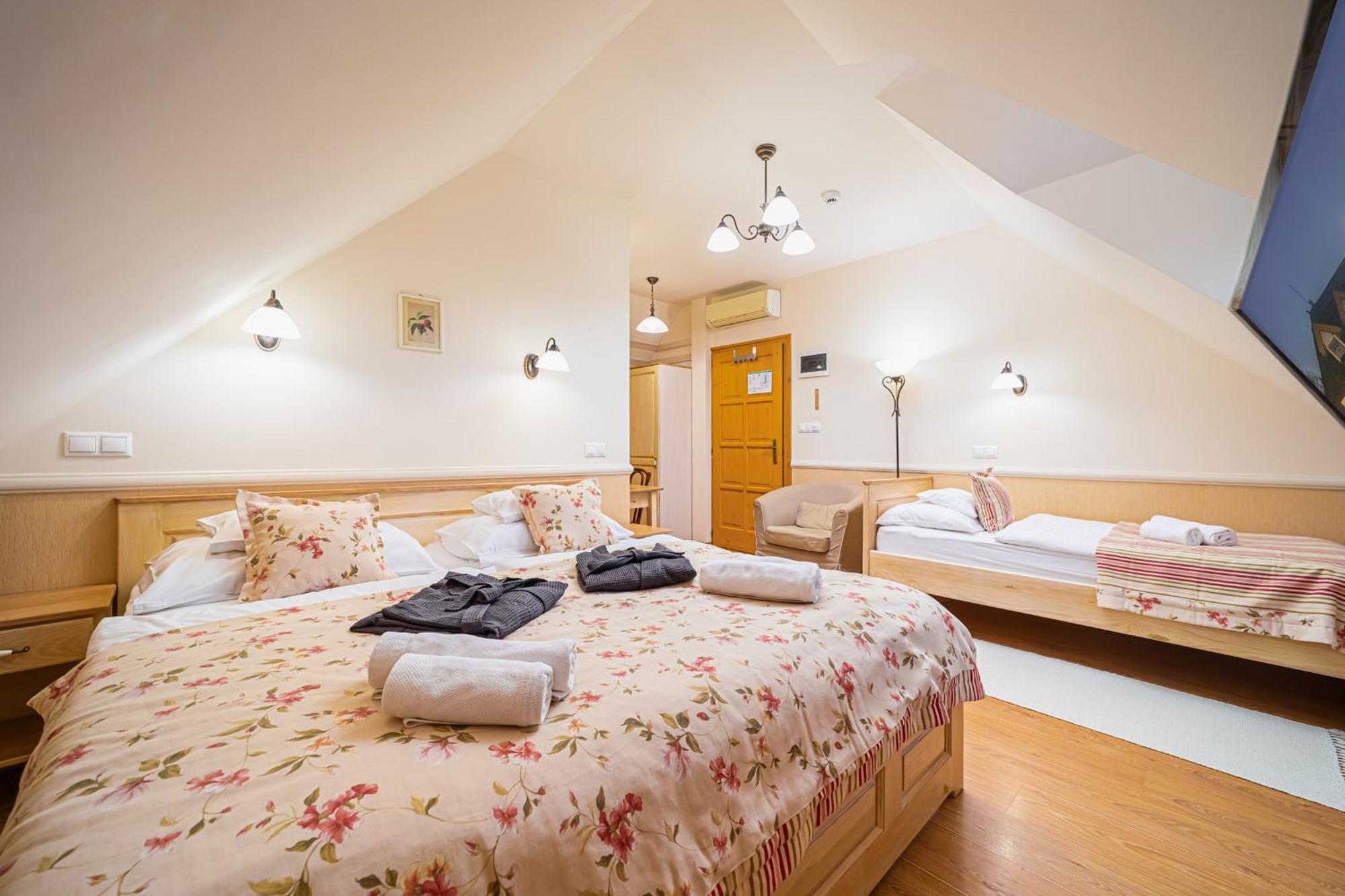 Отель Rigotanya Relax & Wellness Panzio Buekfuerdo Экстерьер фото