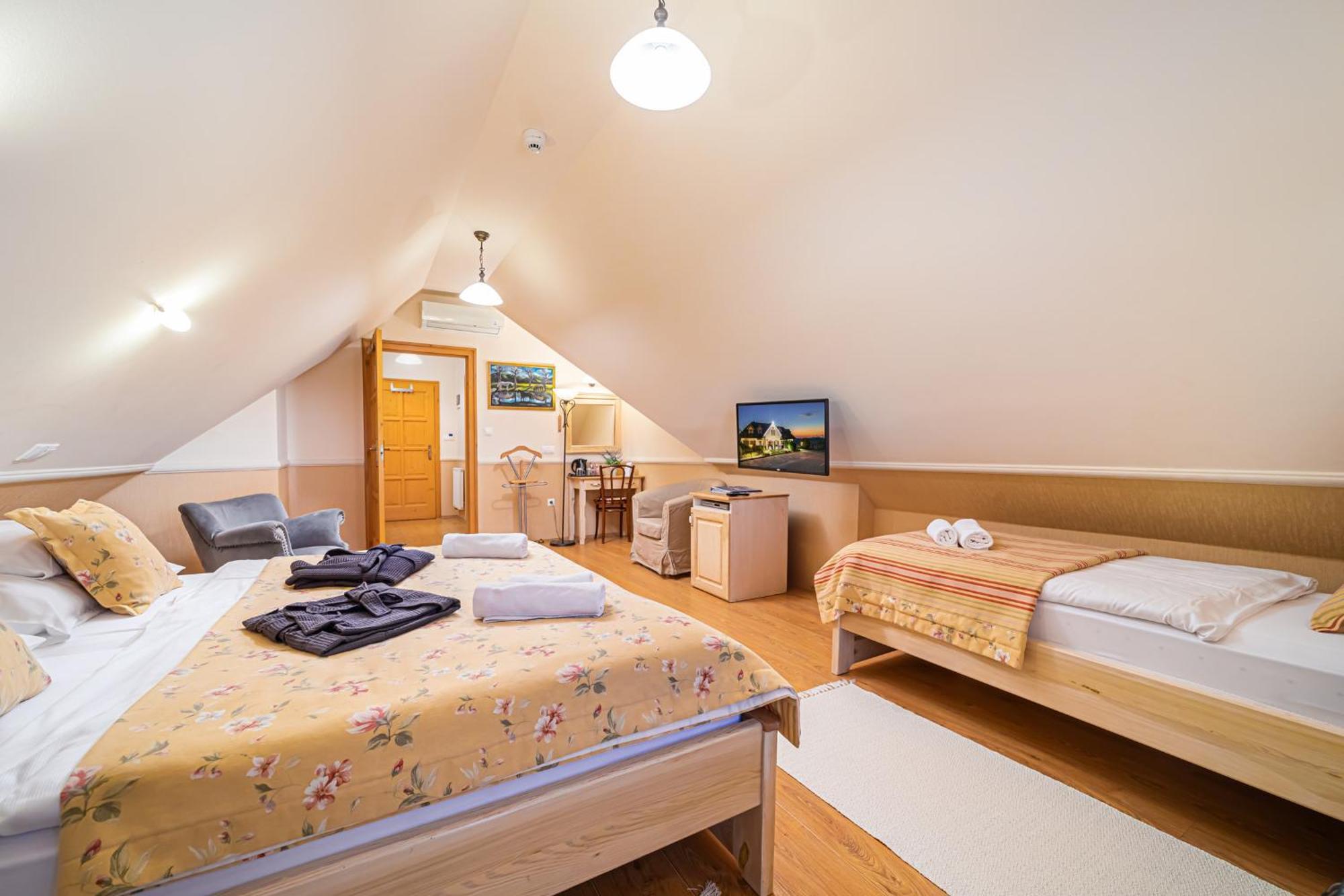 Отель Rigotanya Relax & Wellness Panzio Buekfuerdo Экстерьер фото