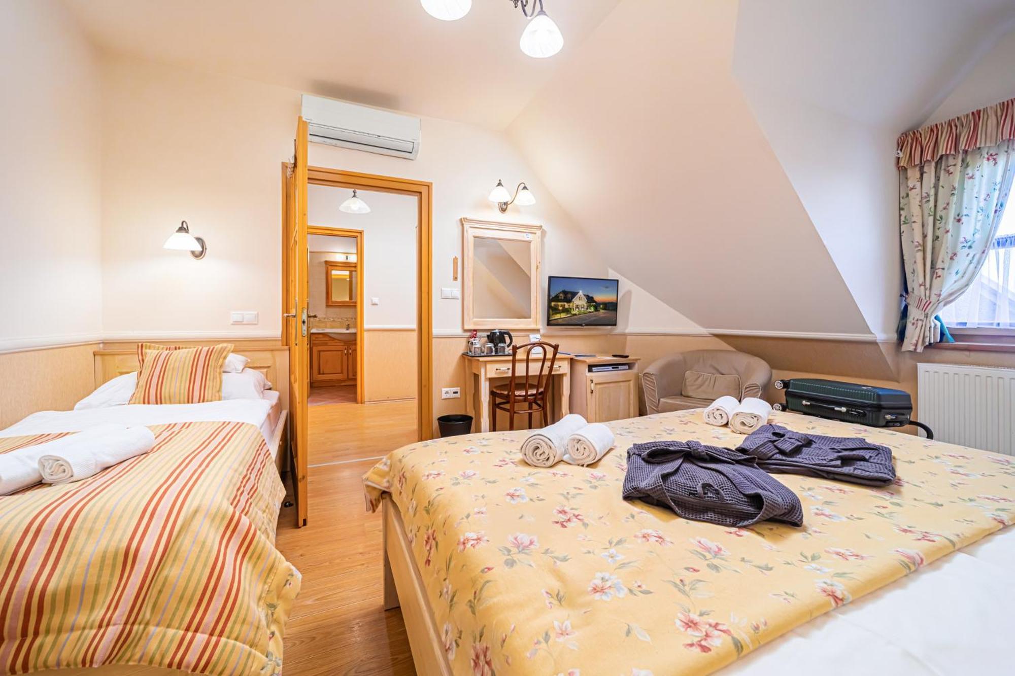Отель Rigotanya Relax & Wellness Panzio Buekfuerdo Экстерьер фото