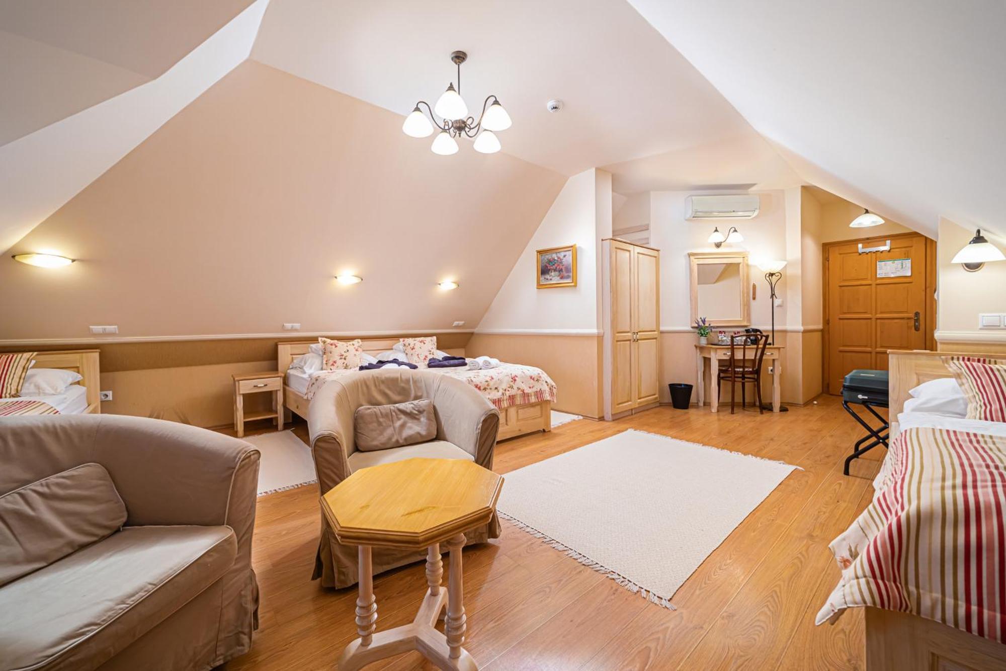 Отель Rigotanya Relax & Wellness Panzio Buekfuerdo Экстерьер фото