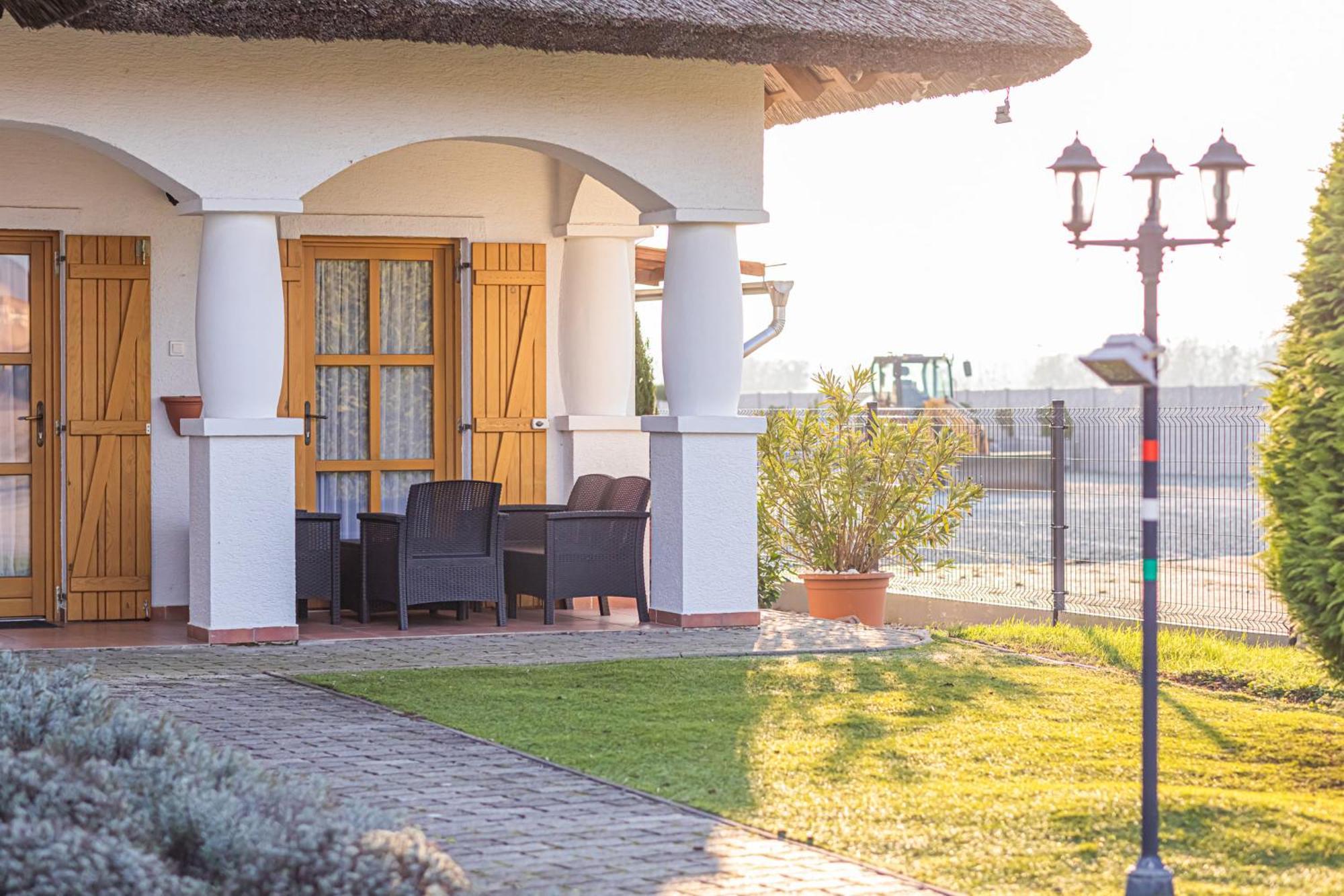 Отель Rigotanya Relax & Wellness Panzio Buekfuerdo Экстерьер фото